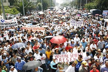 Manifestantes hondureños se mantienen en las calles.