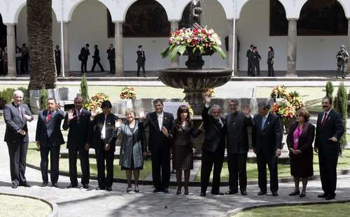 Mandatarios sudamericanos al celebrar ayer en Quito la tercera cumbre de la Unasur. En el extremo derecho, Manuel Zelaya, invitado al encuentro