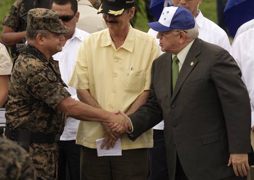 El jefe golpista de las fuerzas armadas hondureñas, general Romeo Vásquez, saluda en Tegucigalpa al presidente de facto Roberto Micheletti, ayer durante una ceremonia por el Día del Reservista