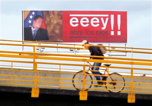 Propaganda contra el presidente ecuatoriano en un puente de Bogotá, la capital de Colombia