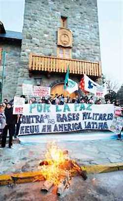 Manifestantes queman en Bariloche una efigie de Álvaro Uribe