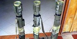 En una caleta de John '40' hallaron estos 3 lanzacohetes suecos