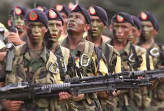 Las tropas colombianas son entrenadas, financiadas y equipadas principalmente por los Estados Unidos