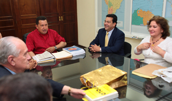 El presidente venezolano durante la reunión con representantes del Polo Democrático de Colombia.