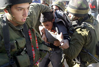 Niños palestinos sometidos a maltratos por soldados israelíes, dicen que son sacados arrastrados de sus casas, le presionan el cuello son acosados y cacheteados con ametralladoras.
