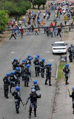 Las fuerzas sociales que luchan por el retorno al poder del depuesto presidente hondureño, Manuel Zelaya, iniciaron este miércoles caminatas en diferentes zonas del país hacia la capital y San Pedro Sula, mientras en Tegucigalpa se realizaron dos manifestaciones, una de ellas violentamente reprimida por la policía