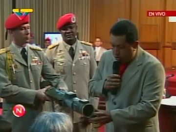 Chávez explica el uso de un lanzacohetes y demuestra que las presentadas como pruebas ya estaban usadas. Explicó que se trata de un arma descartable