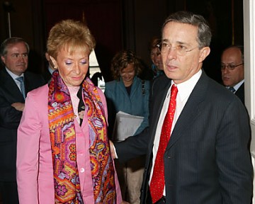 Las vicepresidenta española respaldó anhelos de Uribe