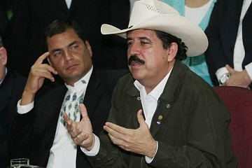 Manuel Zelaya junto a Rafael Correa