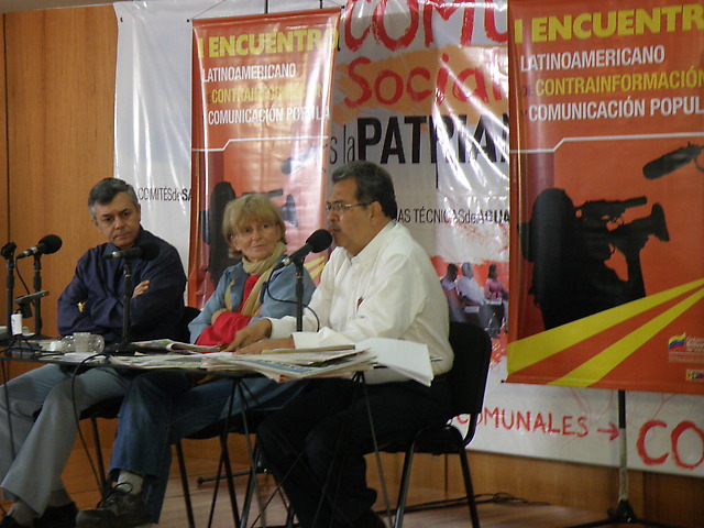 Panel de la ronda en que participó Gonzalo Gómez con la documentalista Lilian Blaser y con uno de los editores del periódico Desde Abajo (Colombia)