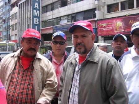 Angel Navas, directivo de Fetraelec con otros directivos y trabajadores