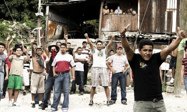 El pueblo enfrenta la policía y al ejército en los barrios de Honduras