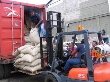 Descarga de sacos de café verde a la entrada de Fama de América en La Yaguara