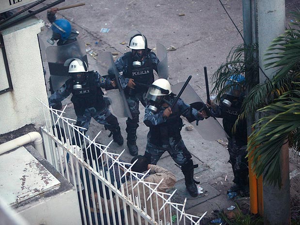 Policía de la dictadura hondureña frente a Embajada de Brasil