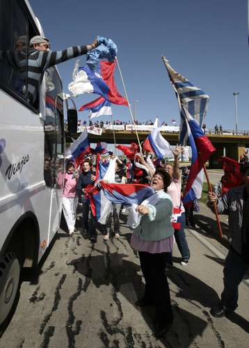 Frenteamplistas reciben a los uruguayos que residen en Argentina y retornan a su país para votar hoy