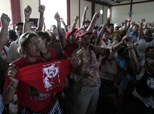 Reunión de la resistencia en apoyo al presidente hondureño Manuel Zelaya, ayer en Tegucigalpa. La policía informó que la madrugada del sábado hubo disparos contra la Conferencia Episcopal y una de las hipótesis es que el atentado se debe al apoyo de la Iglesia católica al golpe