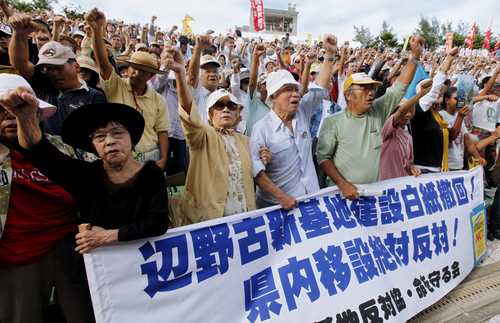 Protesta contra la presencia de soldados estadunidenses en la base de Futenma, en la ciudad de Ginowan, en Okinawa. 