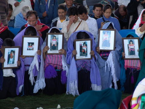 Familiares en vigilia por los indígenas asesinados en Acteal