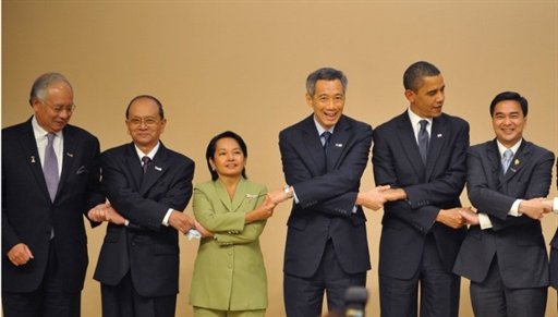 Foto de familia de líderes de la ASEAN-EEUU al margen de la Cumbre de la APEC, este domingo.