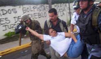El gobierno de facto de Honduras ha reprimido a decenas de civiles que están en contra de su dictadura.