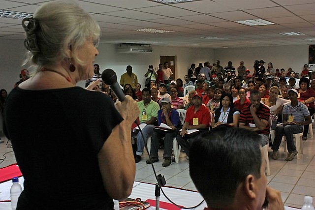 Marta Harnecker y el gobernador Rafael Isea en el II Cumbre de voceros y voceras del poder popular en Aragua