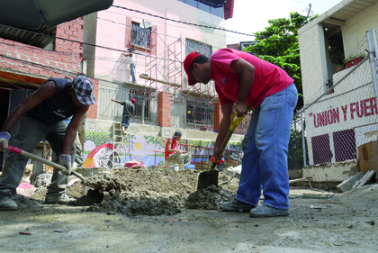 Habitantes del sector Tinajita en la parroquia La Pastora, ponen en práctica todo lo que aprendieron realizando los trabajos de reparación de sus viviendas a través del Plan Barrio Nuevo Barrio Tricolor.