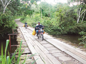 Puentes como estos se improvisan en la frontera colombo venezolana