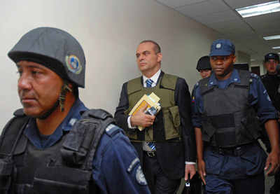 El ex jefe paramilitar colombiano arrepentido Salvatore Mancuso (centro) llega a un juzgado de Medellín para prestar testimonio contra Chiquita Brands.