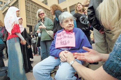 La estadounidense Hedy Epstein, de 85 años, que sobrevivió al holocausto judío perpetrado por la Alemania nazi y condena las acciones de Israel en Gaza.