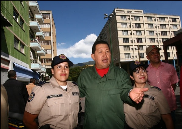 El presidente Chávez junto a agentes de la Policía Nacional Bolivariana