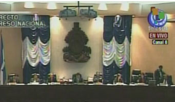 Congreso de Honduras vota la restitución del presidente legítimo, Manuel Zelaya.