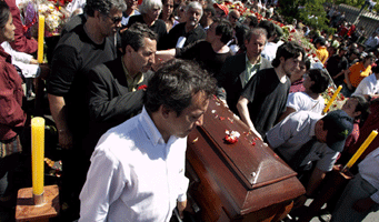 Miles despidieron a Victor Jara, cruelmente asesinado por la dictadura pinochetista
