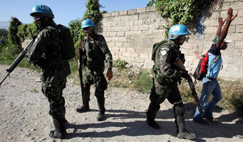Haitianos y "cascos azules" de la ONU