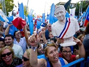 La derecha chilena celebra con un busto de Pinochet.