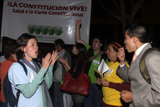 La Plaza de Bolívar  recibe a colombianos que festejan el veredicto constitucional
