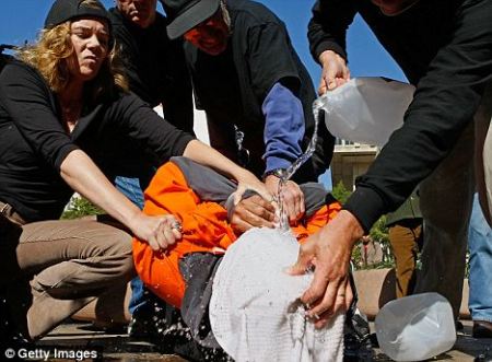 Simulación de la tortura, hecha por activistas anti-guerra en Washington