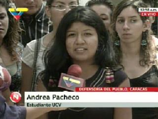 Andrea Pacheco, joven amenazada con expulsión por las autoridades de la UCV por protestar en contra de los portones con un megáfono