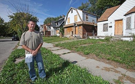 El agente de Bienes Raíces Tim Prophet en las afueras de la casa 14301, en Maiden Avenue, la cual puede ser comprada por tan solo $10 en Detroit, Michigan, EEUU.