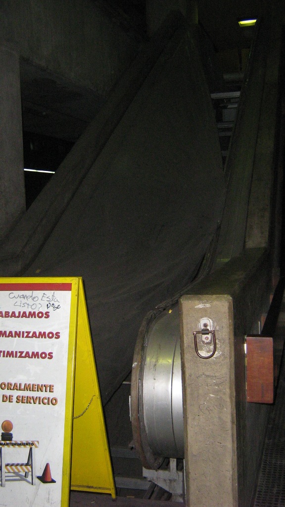 Escalera mecánica en la estación de Sabana Grande. Se desconoce el tiempo que tiene dañada pero se ve claramente que no son dos días.