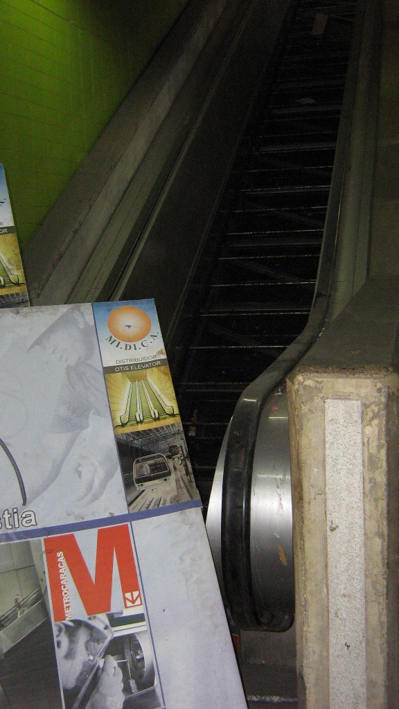 Escalera mecánica de la estación Plaza Venezuela sentido Propatria. Mucho polvo se visualiza en la correa.