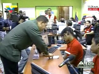 Chávez inaugura 24 infocentros en todo el país