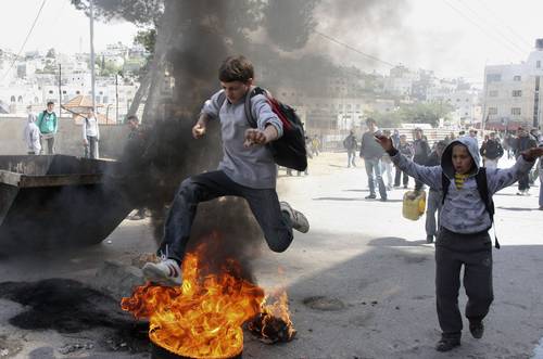 Jóvenes palestinos participan en una protesta contra Israel en Hebrón, donde hubo enfrentamientos entre manifestantes y soldados israelíes