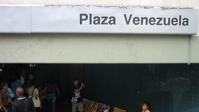 Frente de la estación Plaza Venezuela. Salida que da al frente de La Previsora en el boulevard de Sabana Grande.