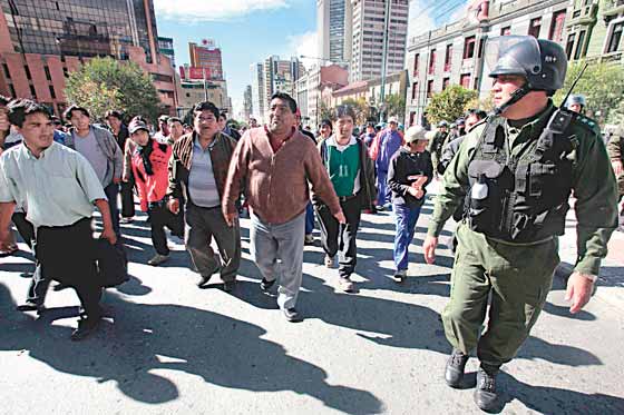 "Pueden hacer huelga todo el año, pero los choferes borrachos serán sancionados y sus empresas también" dijo Evo Morales