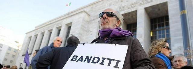 Las manifestaciones han sido recurrentes en los últimos días en Italia. "Bandidos" dice el letrero