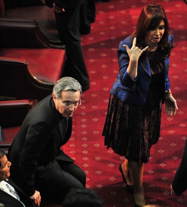 La presidenta Cristina hace un gesto extraño. No sabemos si medio porno o pidiendo un teléfono. Uribe comienza su estampida...