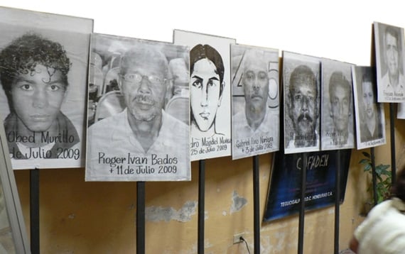 Carteles de victimas de homicidios políticos durante el régimen de Roberto Micheletti, crímenes que prosiguen en la administración de Porfirio Lobo.