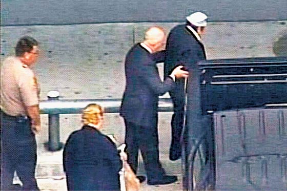 Noriega (sombrero blanco) encorvado, a su llegada al Aeropuerto Charles de Gaulle