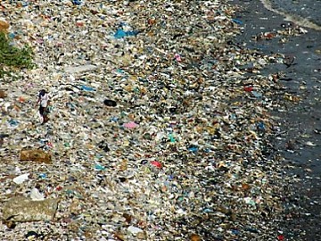 Una vasta mancha de basura flotante se extiende por miles de kilómetros cuadrados en un área remota del Océano Atlántico.