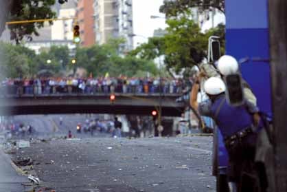 Policias Metropolitanos, dirigidos por los Comisarios Iván Simonovis, Henry Vivas y Lázaro Forero (presos), disparando contra manifestantes bolivarianos durante el golpe del 11 de Abril de 2002.